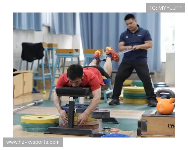 举重训练营推广正确负重与安全训练理念进校园，举重专项训练